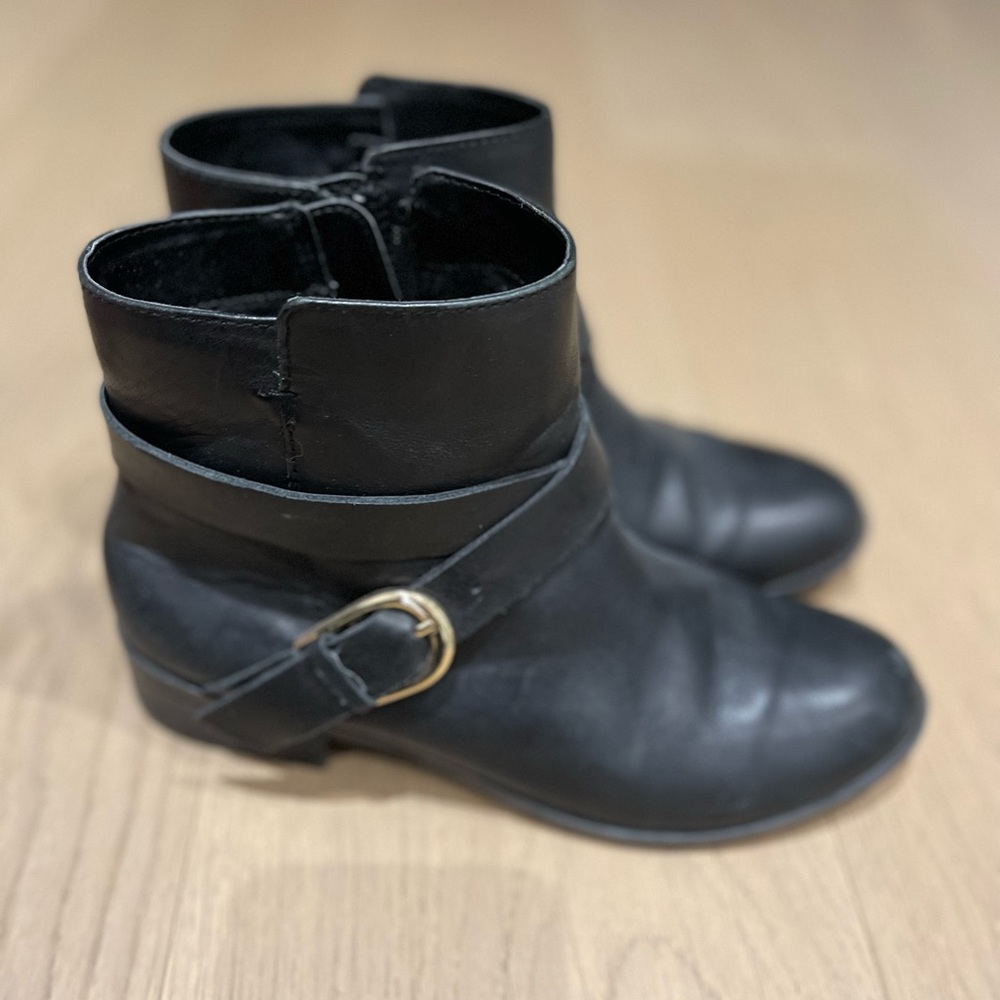 Aldo girls black boots size 6!  Excellent condition!